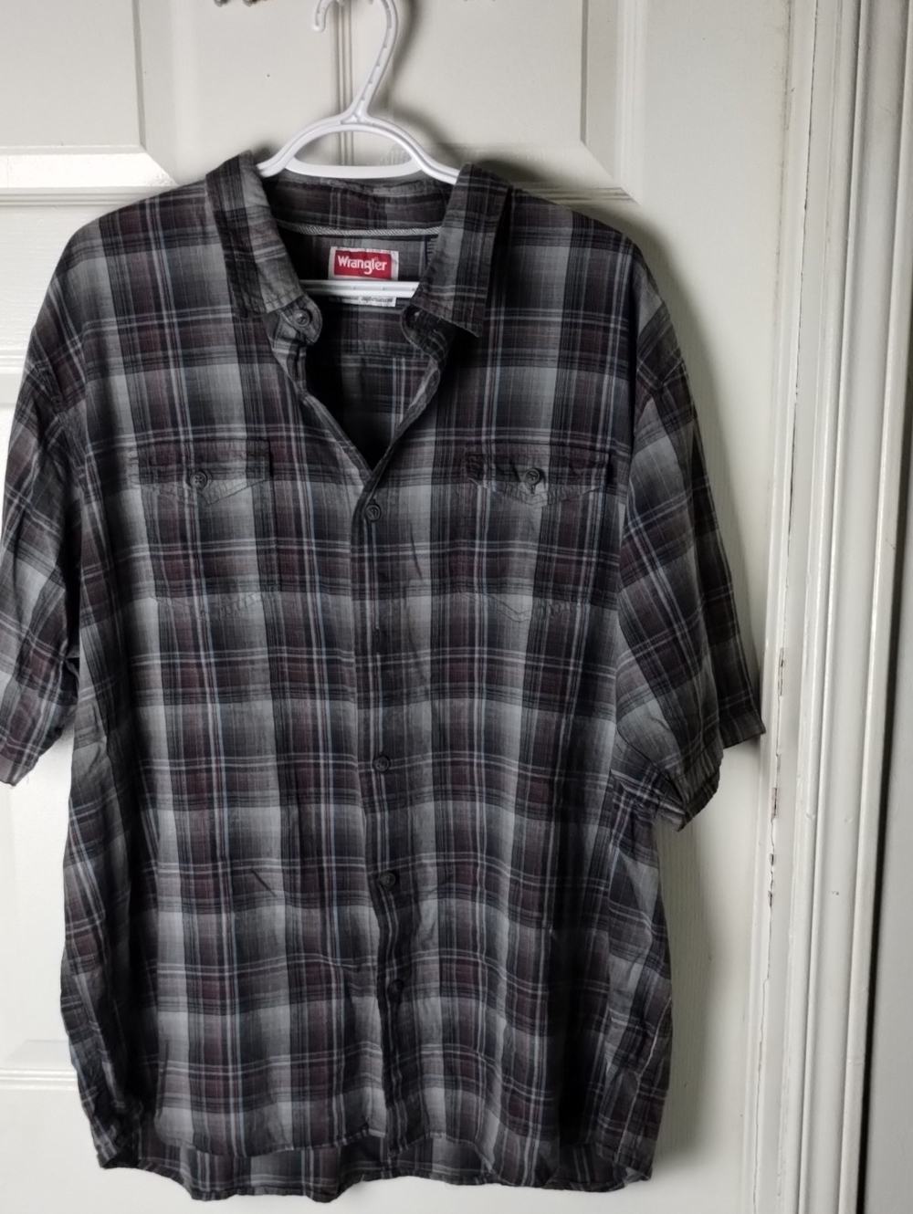 Wrangler Men's Black and Gray Plaid Short-Sleeve Button-Down Shirt. 2XL